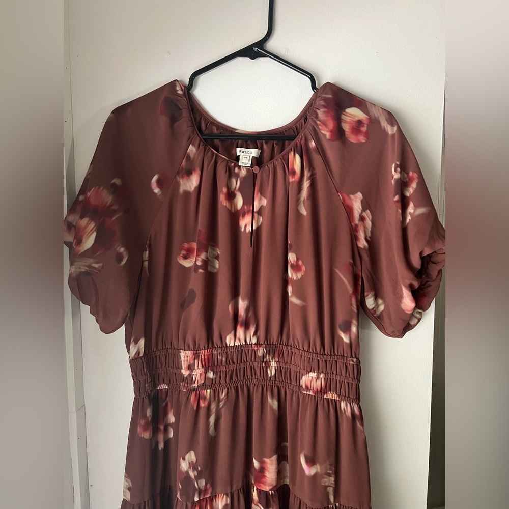 Beautiful RW&CO floral midi dress.